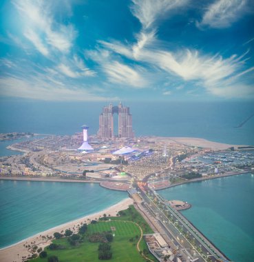 Abu Dabi şehir merkezinde gün batımında, BAE.