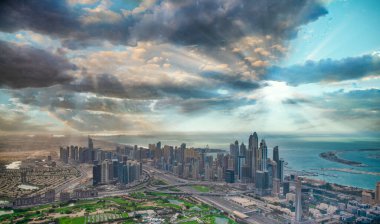 Gün batımında Dubai şehir merkezinin hava manzarası, BAE