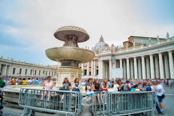 ローマ イタリア 2014年6月 バチカン市国の混雑した広場 観光客や地元の人々は日曜日に教皇が話すのを待ちます — ストック写真