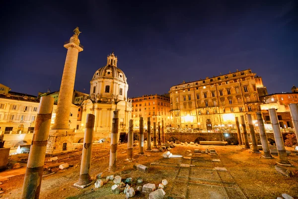 トラヤヌス フォーラムやフォロ トラヤーノの古代遺跡がイタリアのローマにある Fori Imperali — ストック写真