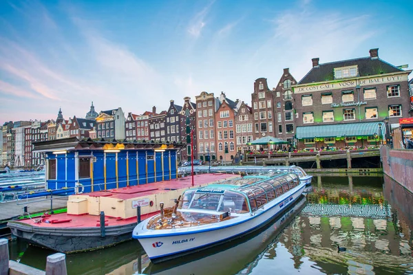 Amsterdam Nederland April 2015 Traditionele Huizen Gebouwen Aan Het Kanaal — Stockfoto