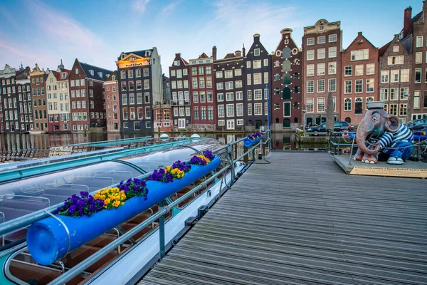 Амстердам Нидерланды Апреля 2015 Традиционные Дома Здания Канале Лодками Воде — стоковое фото