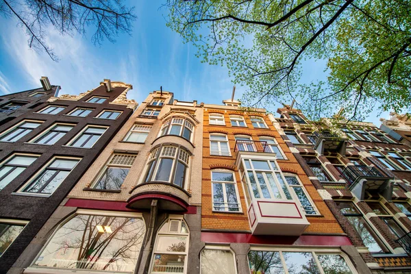 Edificios Clásicos Ámsterdam Largo Los Canales Ciudad Rodeados Árboles — Foto de Stock