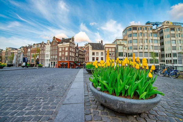 Amesterdão Países Baixos Abril 2015 Turistas Moradores Percorrem Ruas Cidade — Fotografia de Stock