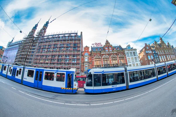 Amsterdam Niderlandy Kwiecień 2015 Słynny Biały Niebieski Tramwaj Przyspiesza Wzdłuż — Zdjęcie stockowe