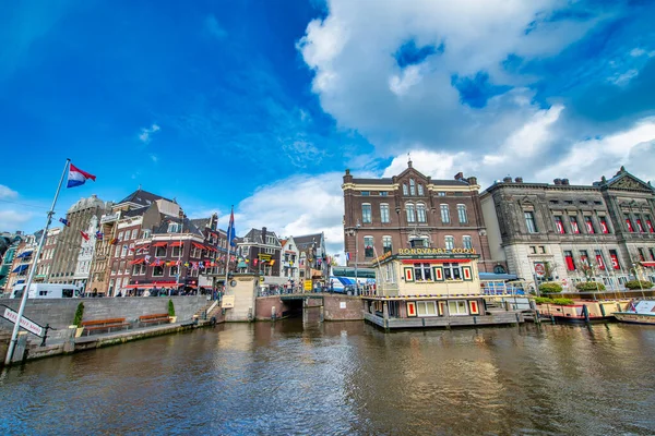 Amsterdam Nederland April 2015 Traditionele Huizen Gebouwen Aan Gracht — Stockfoto