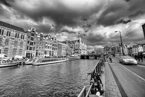 Amsterdam Netherlands San 2015 Kanalda Tekneli Geleneksel Evler Binalar — Stok fotoğraf