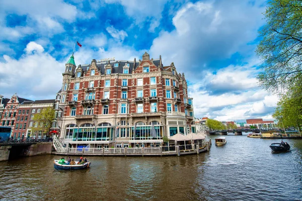 Amsterdam Países Bajos Abril 2015 Casas Edificios Tradicionales Canal Con —  Fotos de Stock