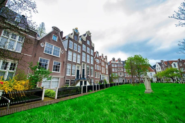 Begijnhof Voormalige Vrouwelijke Religieuze Gemeenschap Tuin Gebouwen Amsterdam Nederland — Stockfoto