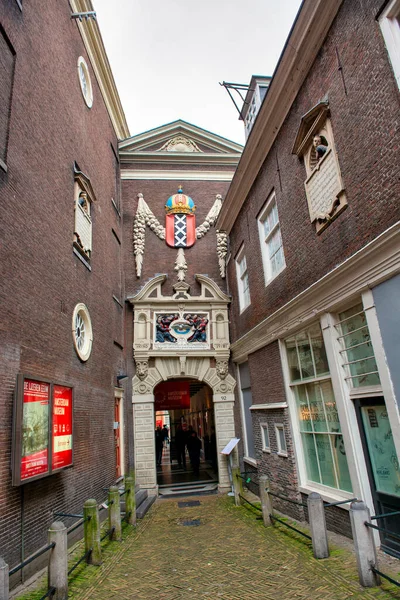 AMSTERDAM, NETHERLANDS - 25 NİSAN 2015: Şehir sokakları boyunca turistler ve yerel halk darp etti.