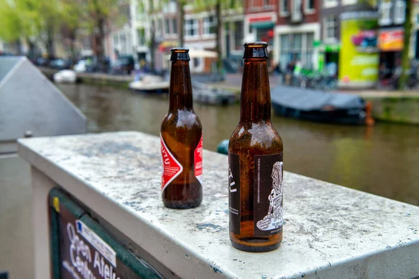 Amsterdam Netherlands เมษายน 2015 ขวดเบ สองขวดถ างตามคลองในเม หลายคนเมาตอนกลางค นในอ มสเตอร — ภาพถ่ายสต็อก
