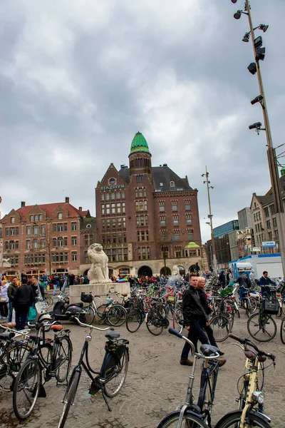 Amsterdam Países Bajos Abril 2015 Turistas Lugareños Pasean Por Las — Foto de Stock