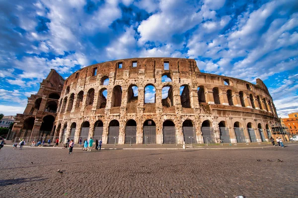 Rome Italië Juni 2014 Het Colosseum Het Gelijknamige Plein Een — Stockfoto