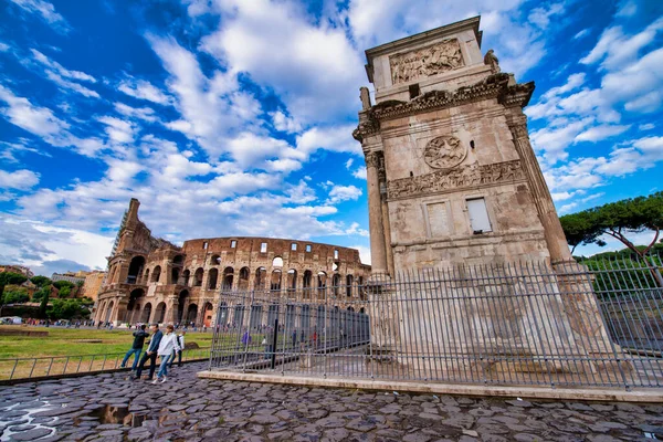 ローマ イタリア 2014年6月 夏の日にコロッセオと同名の広場 — ストック写真