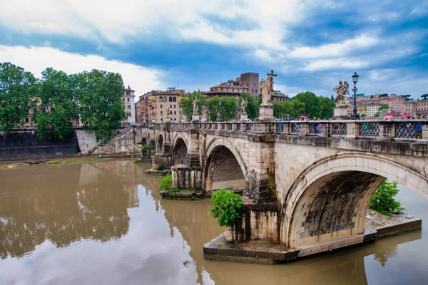 Roma Italia Giugno 2014 Turisti Godono Bellissimo Ponte Sant Angelo — Foto Stock