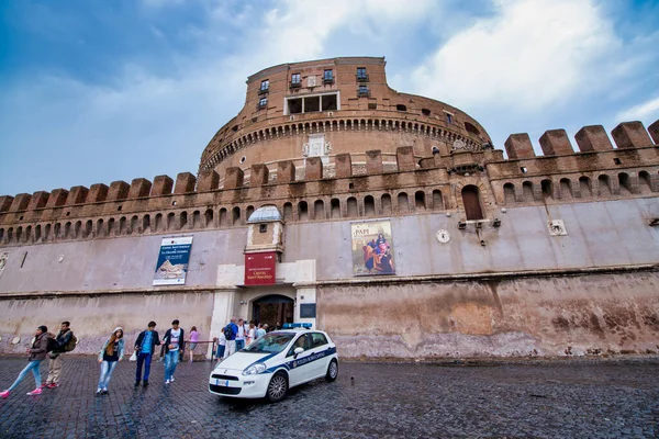 Rome Italy June 2014 Tourists Enjoy Beautiful Saint Angel Castle — Stock Photo, Image