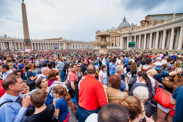 Rom Italien Juni 2014 Gedrängter Platz Vatikan Touristen Und Einheimische — Stockfoto