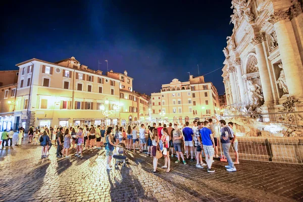 Rome Italy June 2014 Tourists Enjoy Beautiful Trevi Fountain Summer — Stock Photo, Image