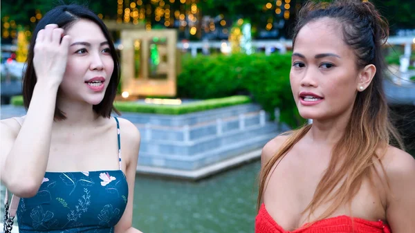 2人の美しい若いアジアの女性が街の通りを歩いてリラックスしています — ストック写真