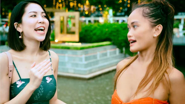 Deux Belles Jeunes Femmes Asiatiques Parlent Relaxent Long Des Rues — Photo