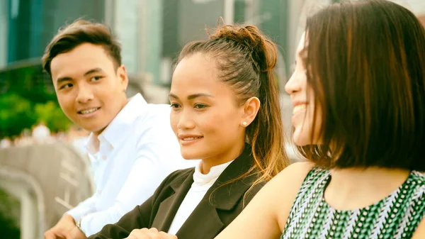 Három Ázsiai Fiatal Barát Áll Kint Városban Beszélgetni Mosolyogni Élvezni — Stock Fotó