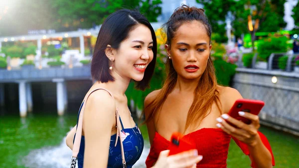 Deux Belles Jeunes Femmes Asiatiques Parlent Souriantes Relaxantes Marchant Long — Photo