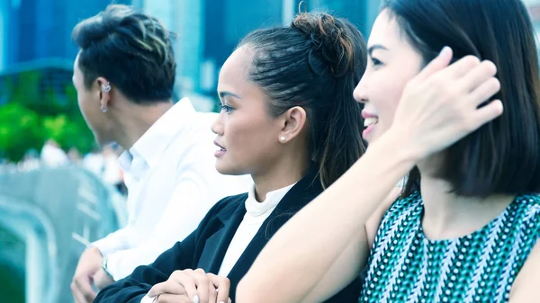 Három Ázsiai Fiatal Barát Áll Kint Városban Beszélgetni Mosolyogni Élvezni — Stock Fotó