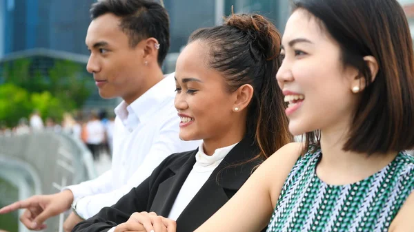 Tres Jóvenes Amigos Asiáticos Pie Aire Libre Ciudad Hablando Sonriendo — Foto de Stock