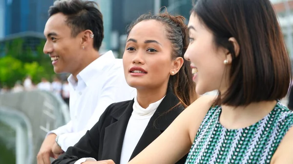 Tres Jóvenes Amigos Asiáticos Pie Aire Libre Ciudad Hablando Sonriendo — Foto de Stock