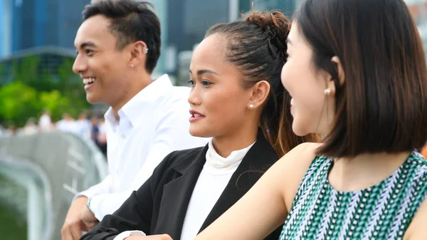 Tres Jóvenes Amigos Asiáticos Pie Aire Libre Ciudad Hablando Sonriendo —  Fotos de Stock
