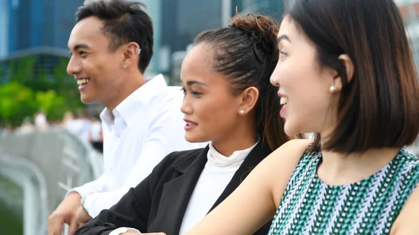 Tres Jóvenes Amigos Asiáticos Pie Aire Libre Ciudad Hablando Sonriendo —  Fotos de Stock