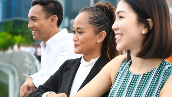 Tres Jóvenes Amigos Asiáticos Pie Aire Libre Ciudad Hablando Sonriendo —  Fotos de Stock