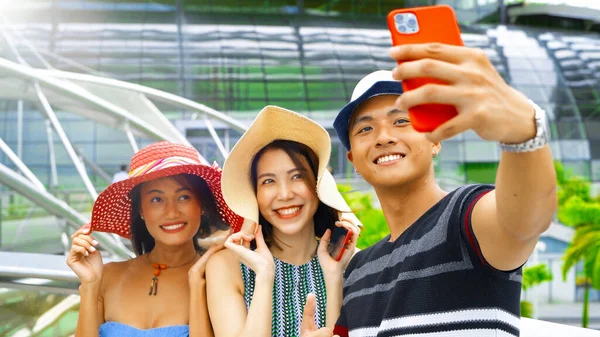 Três Asiáticos Jovens Amigos Desfrutar Tempo Livre Tomando Selfies Cidade — Fotografia de Stock