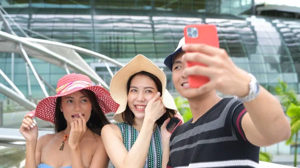 Três Asiáticos Jovens Amigos Desfrutar Tempo Livre Tomando Selfies Cidade — Fotografia de Stock