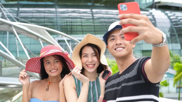 Tři Asijské Mladé Přátele Těšit Venkovní Čas Přičemž Selfies Městě — Stock fotografie