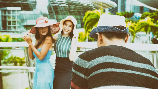 Três Asiáticos Jovens Amigos Desfrutar Tempo Livre Tirar Fotos Longo — Fotografia de Stock