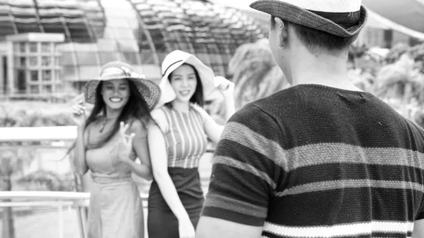 Three Asian Young Friends Enjoy Outdoor Time Taking Pictures City — Stock Photo, Image