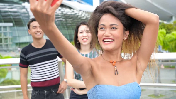 Tři Asijské Mladé Přátele Těšit Venkovní Čas Přičemž Selfies Podél — Stock fotografie