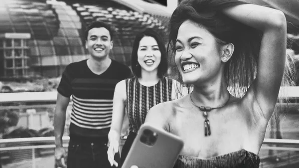 Τρεις Νέοι Ασιάτες Φίλοι Απολαμβάνουν Υπαίθριο Χρόνο Λαμβάνοντας Selfies Κατά — Φωτογραφία Αρχείου
