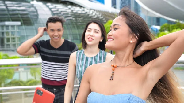 Tres Amigos Asiáticos Relajándose Caminando Por Las Calles Ciudad — Foto de Stock