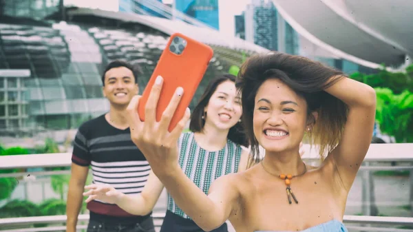 Trois Jeunes Amis Asiatiques Aiment Prendre Temps Plein Air Selfies — Photo