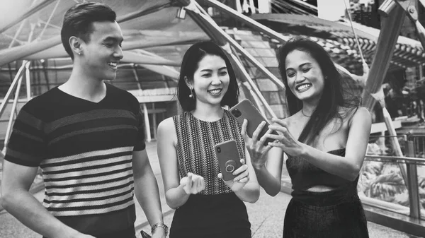 Three Asian Young Friends Enjoy Outdoor Time Visiting New City — Stock Photo, Image