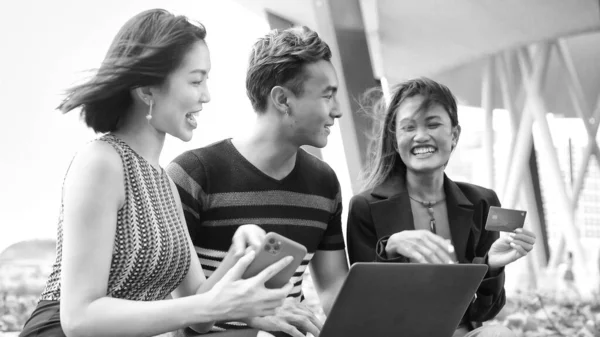 Tres Jóvenes Amigos Asiáticos Sentados Banco Haciendo Shoppin Web Con — Foto de Stock