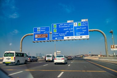 DUBAI, BAE - 5 Aralık 2016: Güneşli bir günde Şeyh Zayed karayolu trafiği.