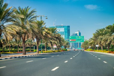 DUBAI, BAE - 5 Aralık 2016: Güneşli bir günde Şeyh Zayed karayolu trafiği.