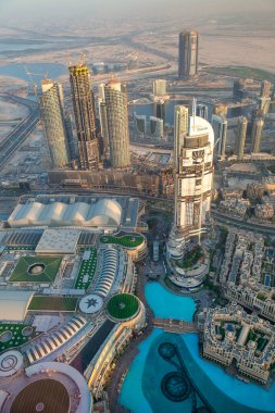 DUBAI, BAE - 4 Aralık 2016: Dubai şehir merkezinin havadan gün batımı manzarası ve kulenin tepesinden havuz manzarası.