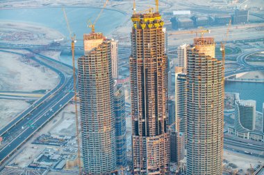 DUBAI, BAE - 4 Aralık 2016: Dubai şehir merkezinin havadan gün batımı manzarası kulenin tepesinden.