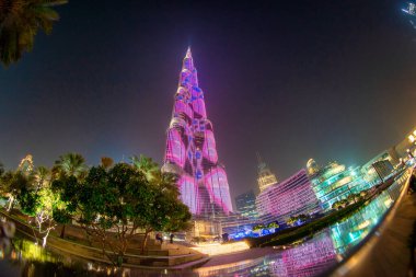 DUBAI, BAE - 4 Aralık 2016: Burj Halife bölgesinin gece dış görünüşü.