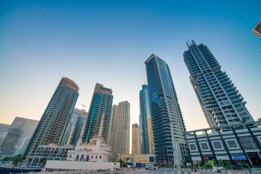 DUBAI, BAE - 6 ARALIK 2016: günbatımında Dubai Marina. Kanallar boyunca gökdelenler.