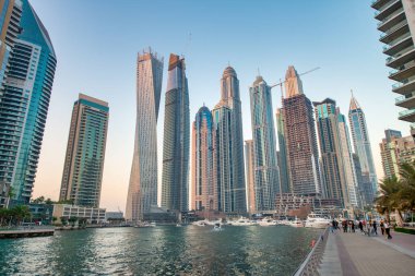 DUBAI, BAE - 6 ARALIK 2016: günbatımında Dubai Marina. Kanallar boyunca gökdelenler.